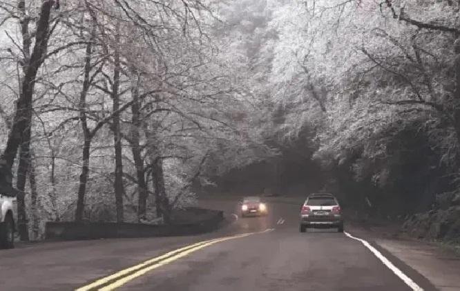 Ruta 307 con hielo y escarcha en Ampimpa, Tafí del Valle