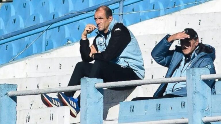 Julio César Falcioni y su ayudante Leandro Somoza durante un entrenamiento de Atlético Tucumán