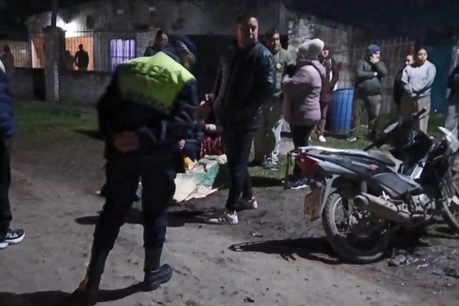Escena del siniestro vial en Ingenio Leales donde un motociclista chocó contra un carro tracción a sangre