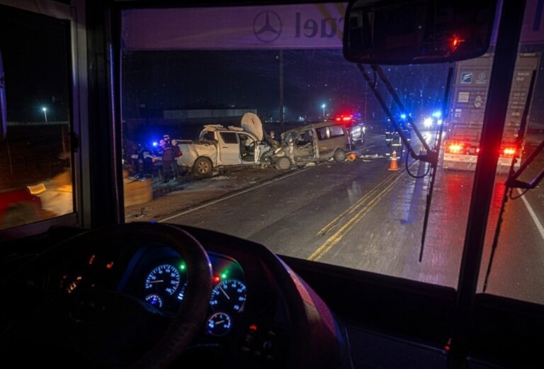 Operativo de emergencia en la Ruta Nacional 9 tras choque de camionetas