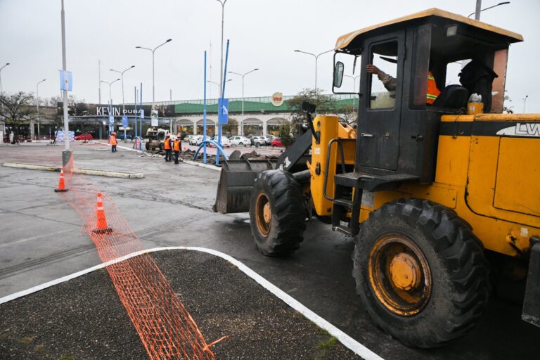 Vista de la playa de estacionamiento de la Terminal de Ómnibus de Tucumán durante obras de modernización