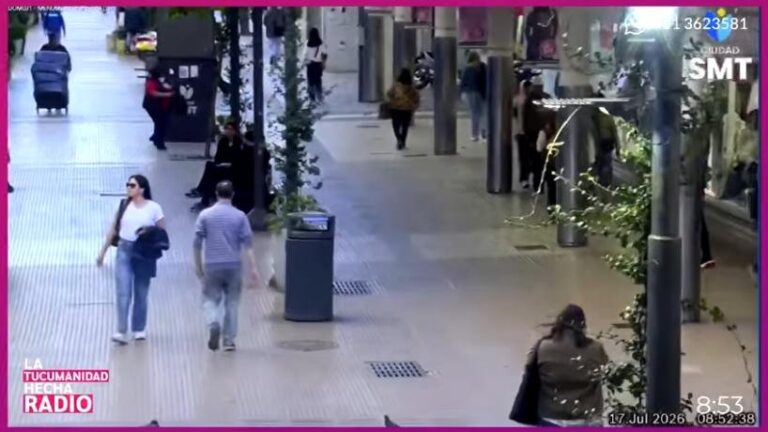 Personas caminando en la calle con ropa liviana durante alerta por viento Zonda en Tucumán