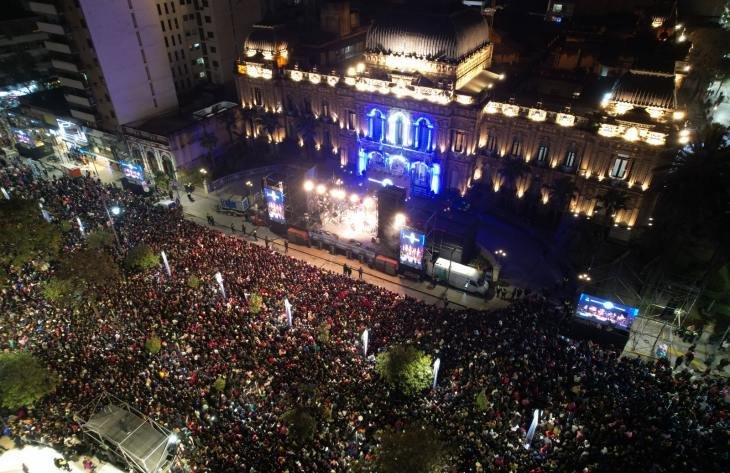 Escenario de la Fiesta Patria en Plaza Independencia con artistas y público