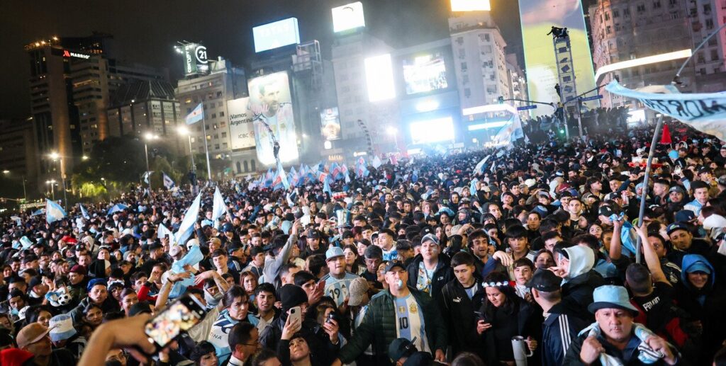 Hinchas con banderas argentinas en Plaza Independencia de San Miguel de Tucumán tras la final del Mundial 2026
