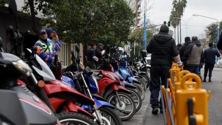 Motos estacionadas en fila, imagen de archivo