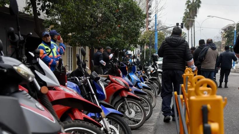 Motos estacionadas en fila, imagen de archivo