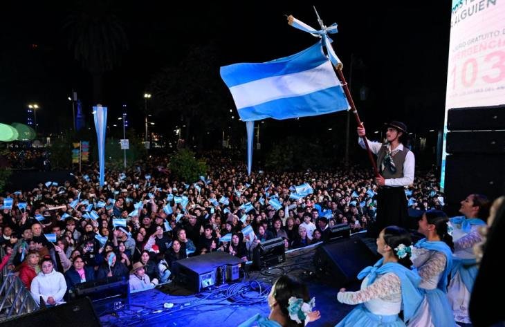 Turistas en la Plaza Independencia de Tucumán durante los festejos del 9 de Julio