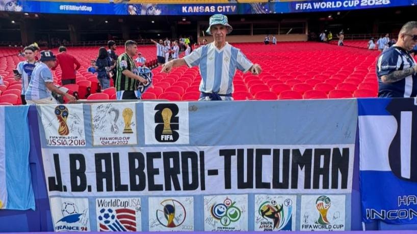 Bandera con emblemas de nueve Copas del Mundo sostenida por Iván Villagra