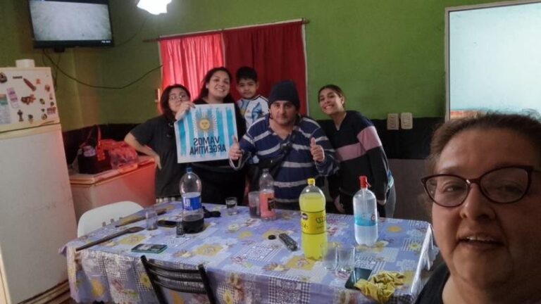 Familia tucumana alentando a la Selección Argentina