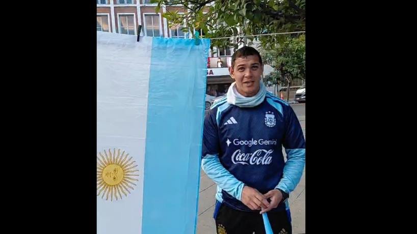 Personas en plaza Independencia de Tucumán antes del partido Argentina vs Suiza