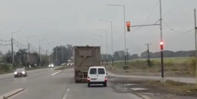 Video de carro cañero sin luces traseras circulando por ruta provincial 301 en Tucumán