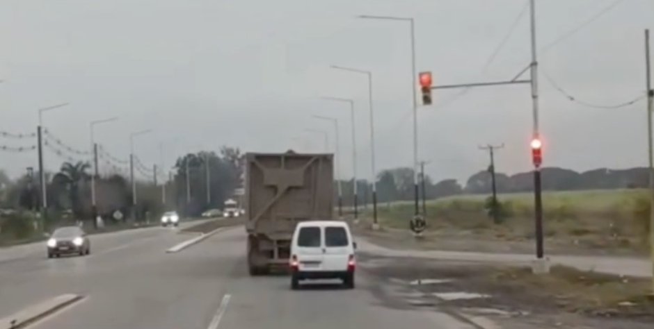 Video de carro cañero sin luces traseras circulando por ruta provincial 301 en Tucumán