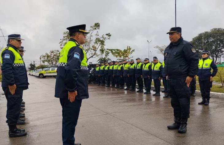 Efectivos policiales en operativo de control en San Miguel de Tucumán