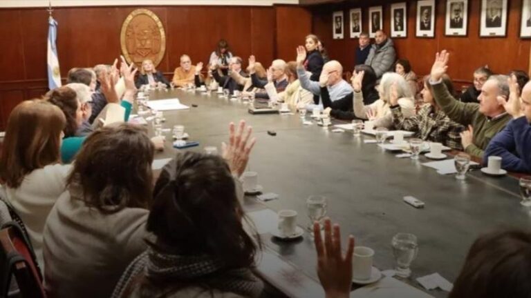 Firma del nuevo estatuto de YMAD entre la UNT y Catamarca