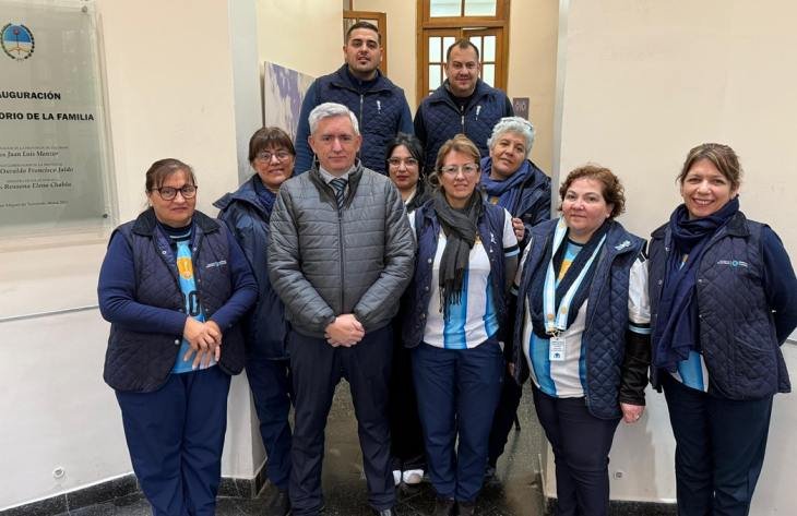 Vacunatorio de la Familia en Tucumán con personal aplicando vacunas a niños y adultos