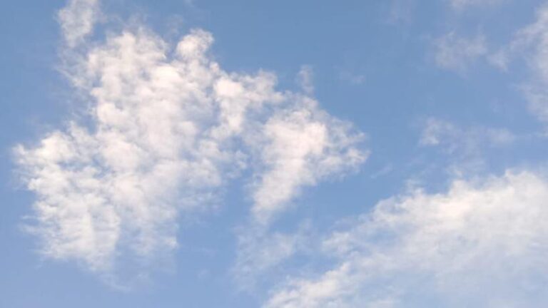Formaciones en el cielo sobre Lastenia, Tucumán, registradas por vecinos