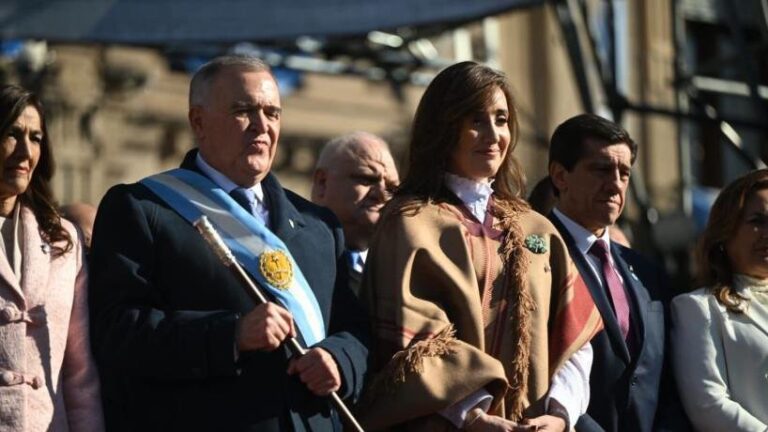Victoria Villarruel y Osvaldo Jaldo durante el izamiento de la Bandera en Plaza Independencia
