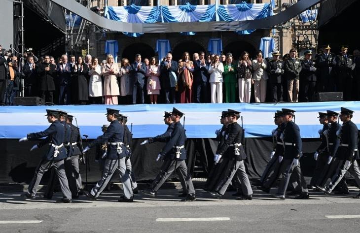 Izamiento de la bandera nacional en Plaza Independencia con autoridades