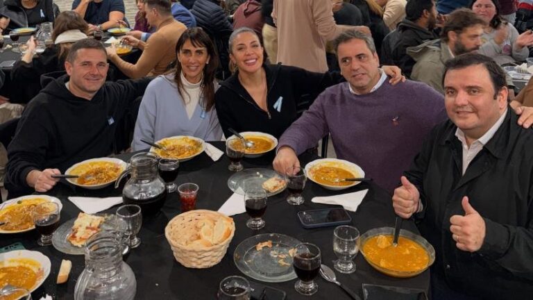 Lisandro Catalán con un plato de locro durante el evento libertario en Tucumán