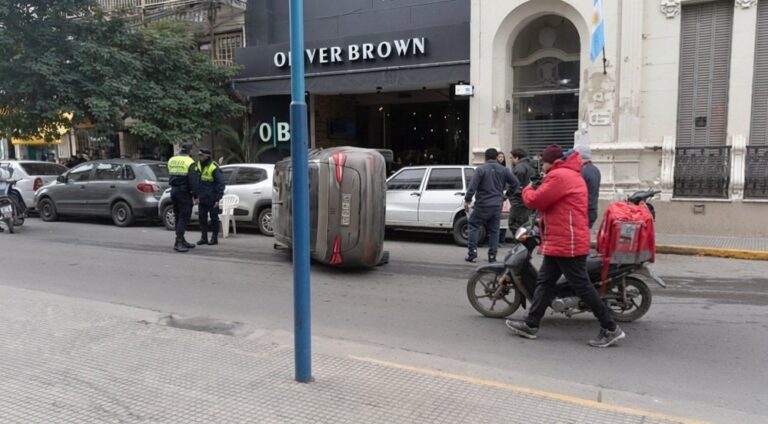 Auto volcado en intersección de Las Piedras y Buenos Aires, San Miguel de Tucumán