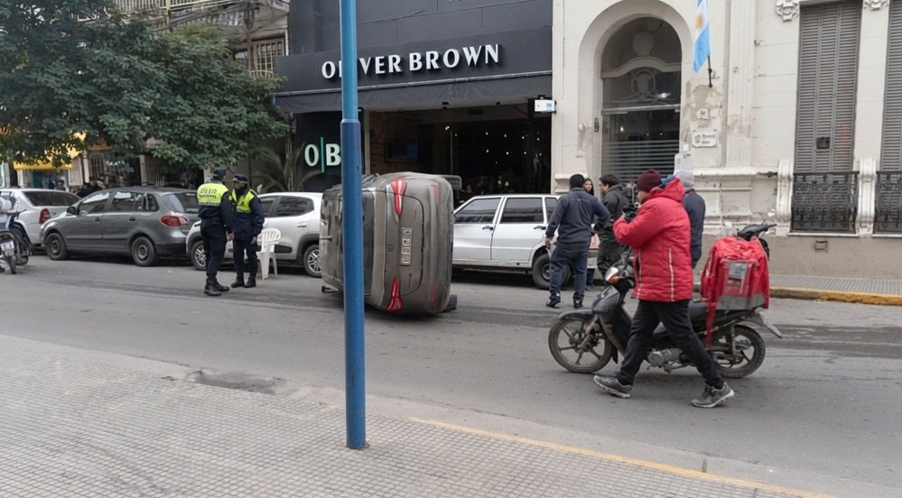 Auto volcado en intersección de Las Piedras y Buenos Aires, San Miguel de Tucumán