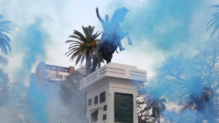 Estatua del General José de San Martín en la plaza que lleva su nombre, en barrio Sur, San Miguel de Tucumán