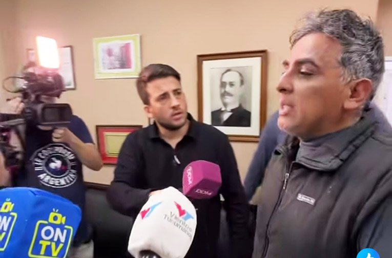 Conferencia de prensa del ministro de Salud Luis Medina Ruiz interrumpida por Mario Paz