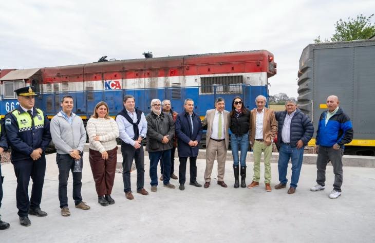 Vicegobernador Miguel Acevedo junto a autoridades en la reactivación del desvío ferroviario del Ingenio Cruz Alta