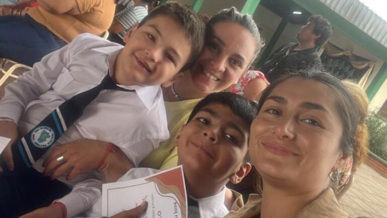 Genaro, alumno de 8 años, junto a su docente y compañeros en el aula de la Escuela 384
