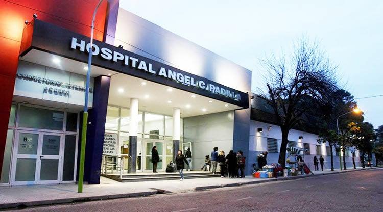 Imagen referencial de un hombre mayor con bastón en la calle