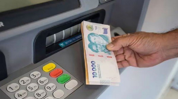 Cajero automático con billetes