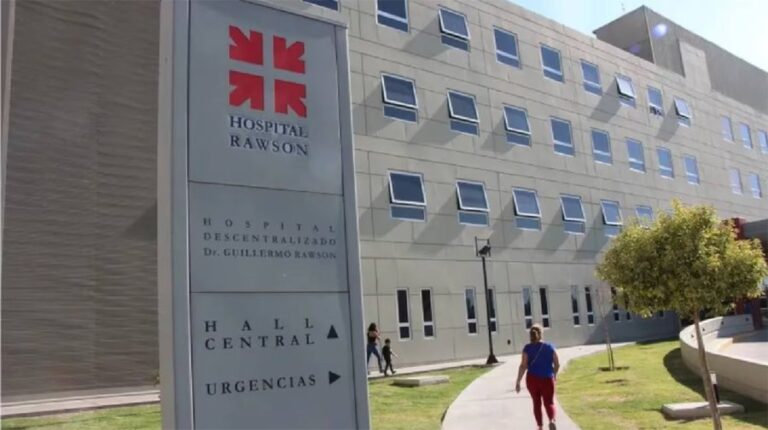 Pileta de natación en patio trasero de una vivienda