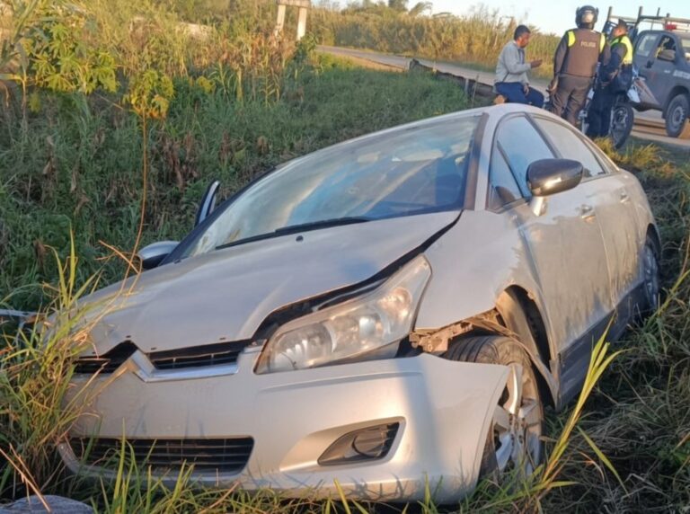 Auto en una acequia en Bella Vista tras salirse de la ruta