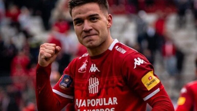 Bruno Cabrera celebrando un gol con la camiseta de San Martín de Tucumán