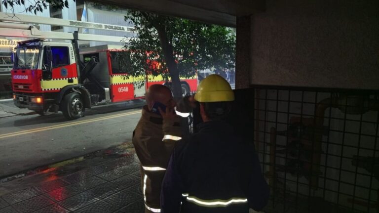 Edificio en construcción en San Miguel de Tucumán con andamios