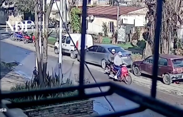 Imagen de cámaras de seguridad mostrando a dos sospechosos en una motocicleta roja en Concepción