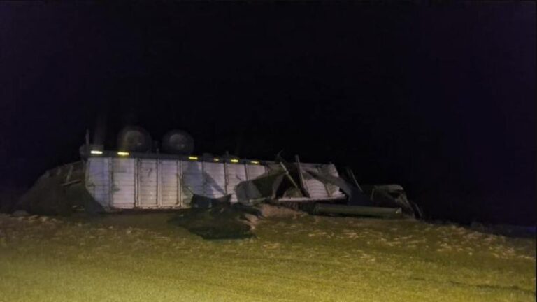 Camión volcado en la Ruta 38 cerca de Famaillá