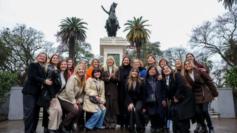 Acto homenaje al General José de San Martín en la plaza de Barrio Sur, Tucumán