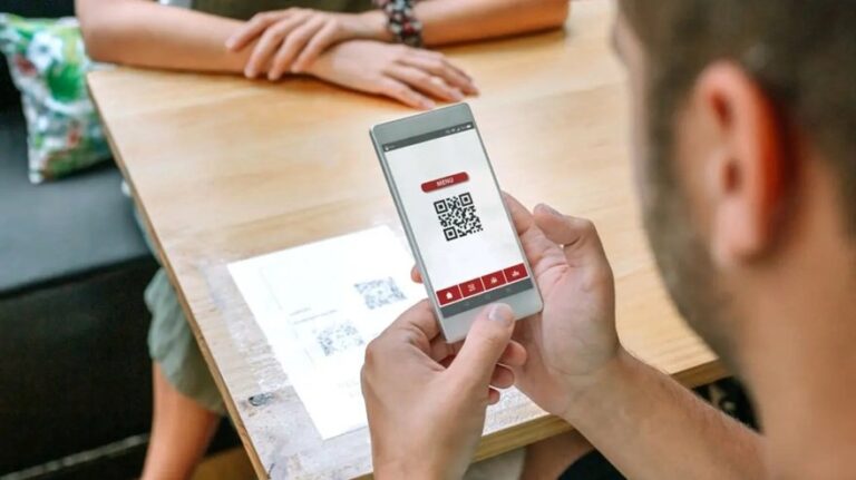Persona escaneando un código QR con su teléfono móvil