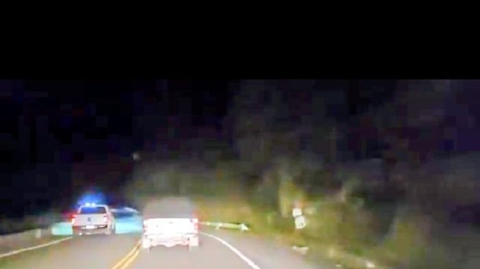Captura del video de una camioneta realizando una maniobra riesgosa en la ruta a los Valles