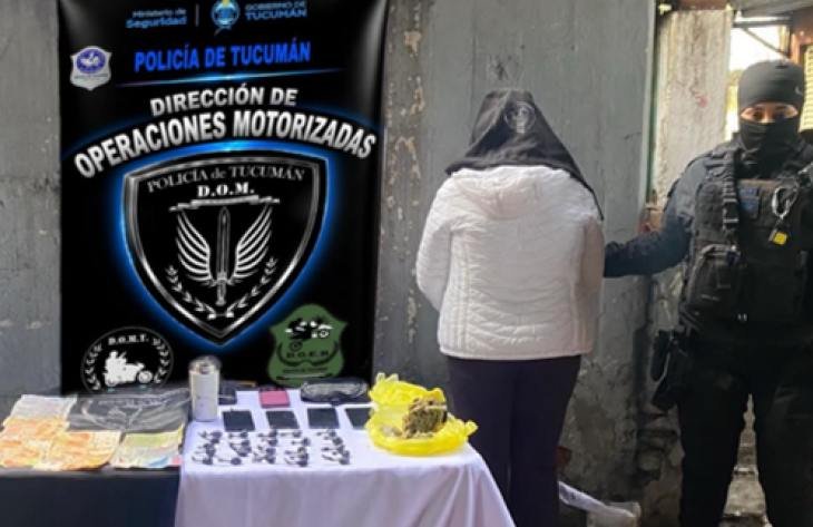 Efectivos policiales durante un operativo de decomiso de drogas en Tucumán