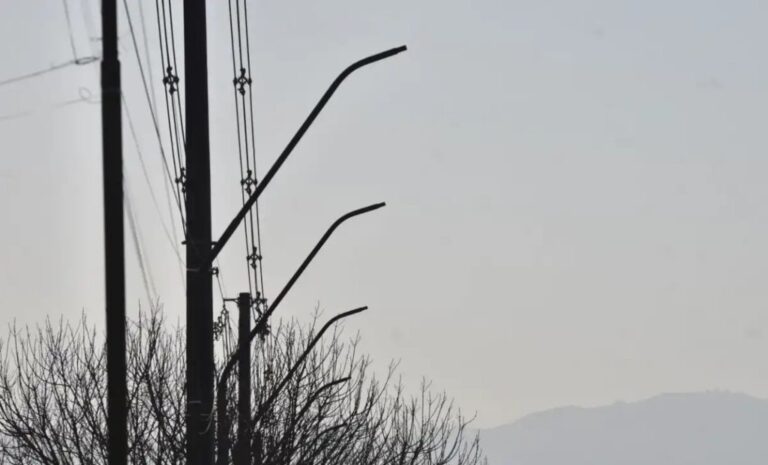 Luminaria pública dañada en San Miguel de Tucumán