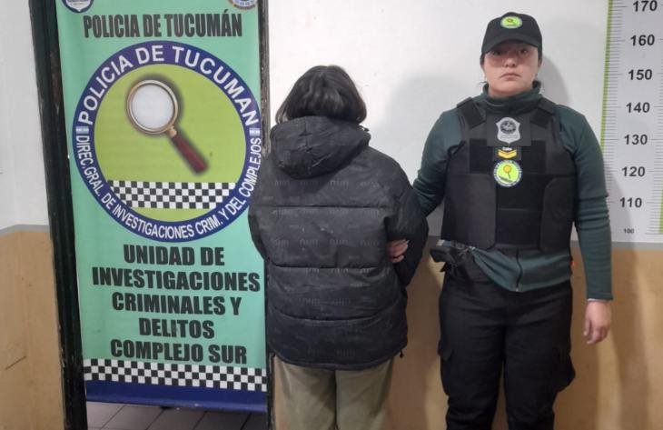Policía durante un allanamiento en Yerba Buena