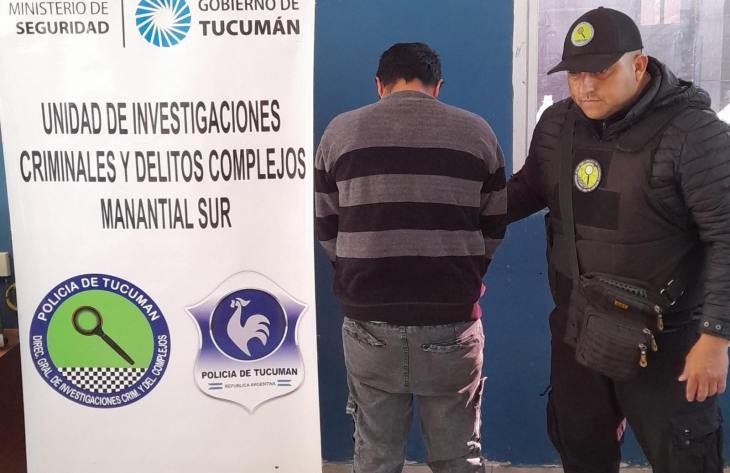 Policía durante un allanamiento en la Capital de Tucumán