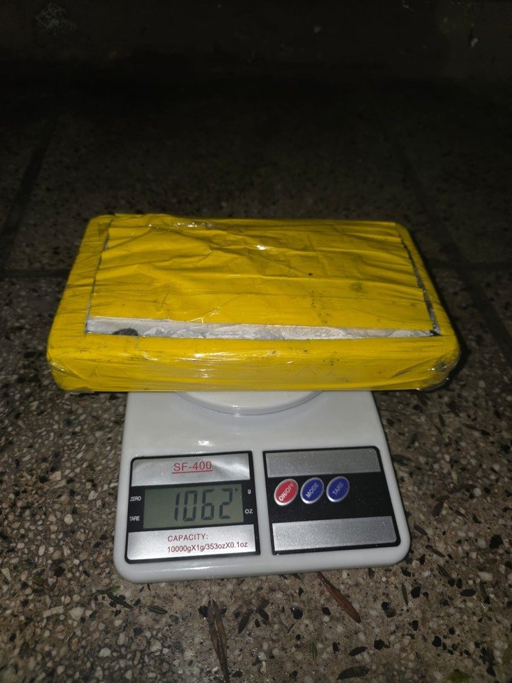 Ladrillo de cocaína secuestrado en operativo policial en Parque Chacabuco