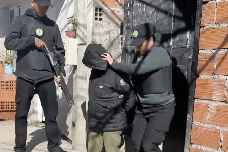 Policía durante allanamiento en Yerba Buena