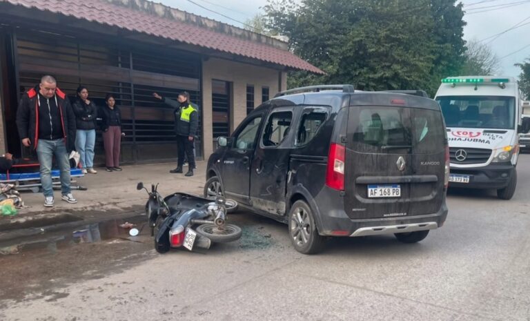 Siniestro vial en Lastenia entre una motocicleta y una camioneta