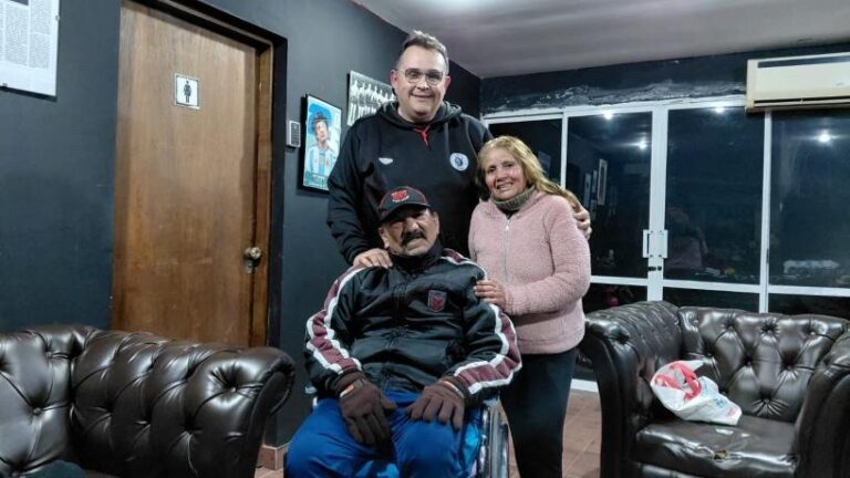 Hugo Dante junto a Rubén Urueña y Melina en el club Central Córdoba