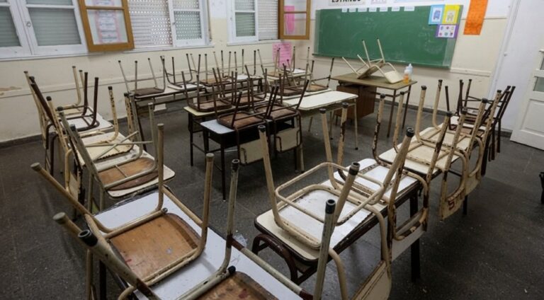 Docentes en una escuela pública de Tucumán durante una jornada de paro