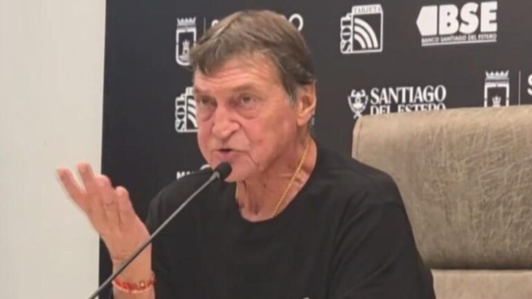 Julio Falcioni en conferencia de prensa en Santiago del Estero